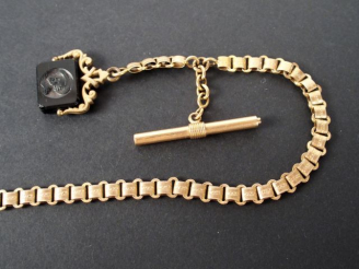 Vente aux enchères Giletière en or jaune ornée d'une intaille sur pierre noire "Profil d'