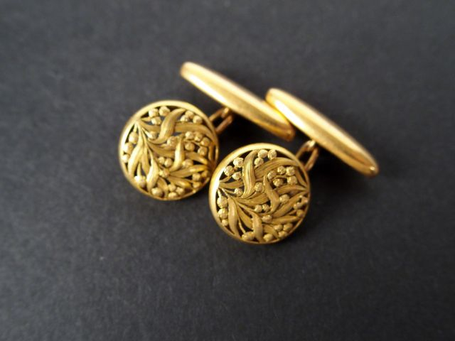 Paire de boutons de manchettes en or jaune, décor gravé Art nouveau. P