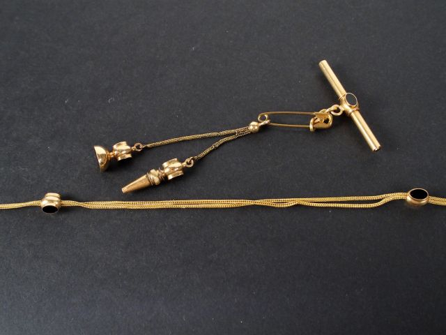 Nécessaire de montre en or et onyx comprenant une giletière et une bro