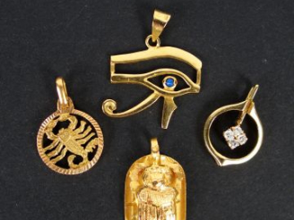 Vente aux enchères 3 pendentifs en or jaune 14 et 9K.  On y joint un pendentif en métal d