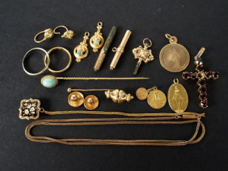 Vente aux enchères Lot d'or comprenant 4 médailles, 2 boutons de col, croix et pierres ro