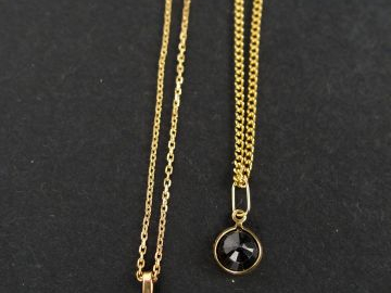 2 pendentifs en onyx ou pierre dure entourage d'or jaune et 2 chaînes 