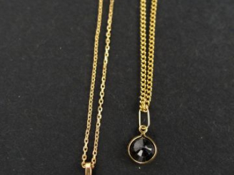 Vente aux enchères 2 pendentifs en onyx ou pierre dure entourage d'or jaune et 2 chaînes 