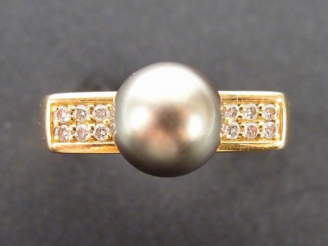 Vente aux enchères Bague monture or jaune ornée d'une perle grise, épaulée de 4 lignes de