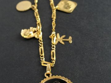 Collier Napoléon III en or jaune orné de 4 breloques.  40cm environ Po