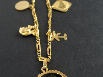 Vente aux enchères Collier Napoléon III en or jaune orné de 4 breloques.  40cm environ Po