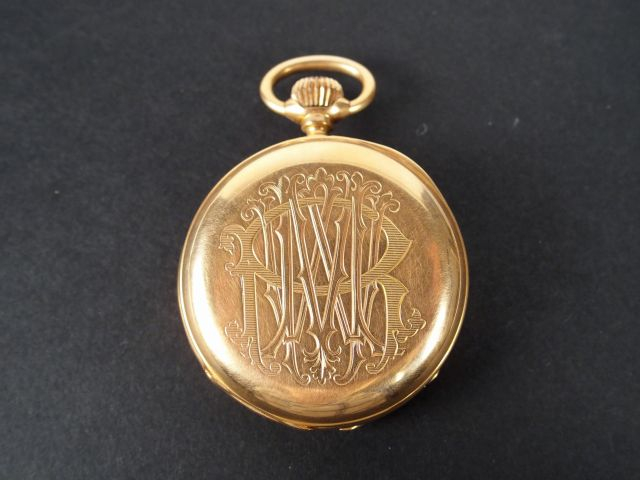 Montre de col en or jaune, cadran émail, décor de monogramme. Poids te