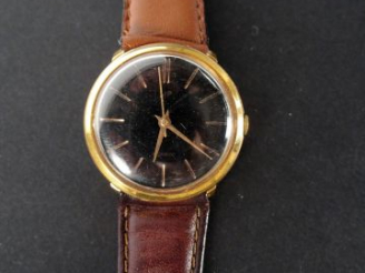 Vente aux enchères LIP. Montre d'homme, boitier rond en plaqué or, fond noir, bracelet cu