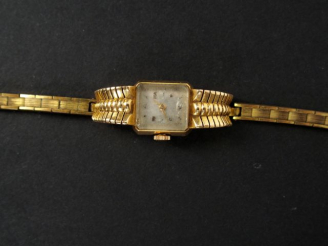 Vente aux enchères Montre de dame Art déco, boitier rectangulaire en or jaune. Poids tel: