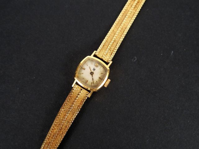 LIP. Montre de dame, boitier carré et bracelet en or jaune. Poids tel: