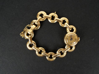 Vente aux enchères UNIVERSAL, Genève. Montre de dame, boitier rond et bracelet en or jaun