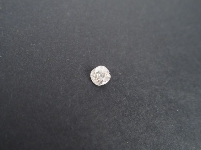Diamant taille coussin de 0,85cts environ sur papier.