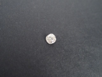 Vente aux enchères Diamant taille coussin de 0,85cts environ sur papier.