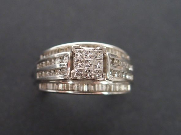 Bague monture or blanc 9K, rehaussée en son centre d'un motif carré pa