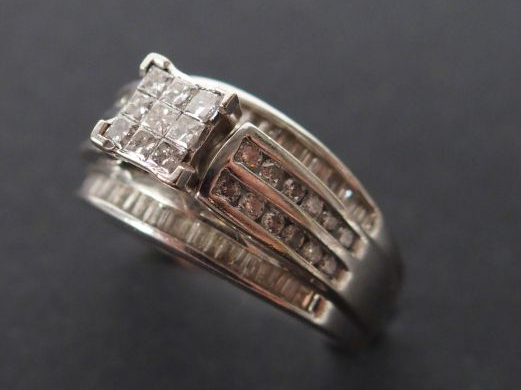 Bague monture or blanc 9K, rehaussée en son centre d'un motif carré pa