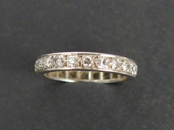 Alliance américaine en or blanc et brillants. TDD 50 Poids tel: 4gr