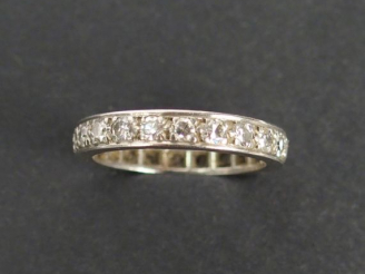 Vente aux enchères Alliance américaine en or blanc et brillants. TDD 50 Poids tel: 4gr