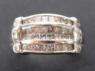 Vente aux enchères Bague monture or blanc 14K, 4 lignes de diamants taille princesse de 0