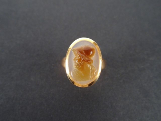 Vente aux enchères Bague monture or jaune ornée d'un camée pierre dure "Profil d'homme". 