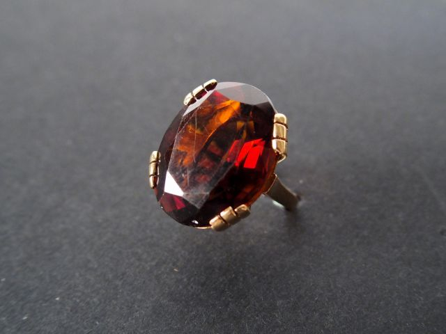 Bague monture or jaune ornée d'une citrine brune de 22cts environ. TDD