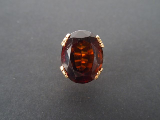 Bague monture or jaune ornée d'une citrine brune de 22cts environ. TDD