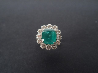 Vente aux enchères Bague marguerite sertie d'une émeraude 12 x 11,5 et entourage de brill