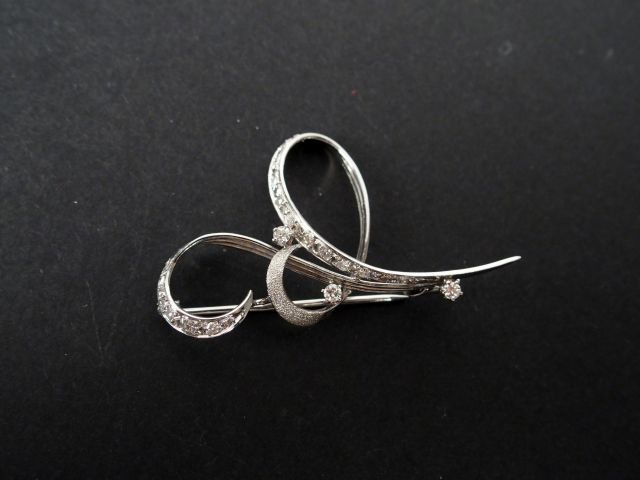 Broche en platine et pavage de 20 brillants de 0,02cts environ. 5cm en