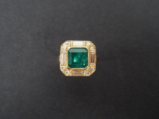 Vente aux enchères Bague or jaune, années 60, sertie en son centre d'une émeraude taille 