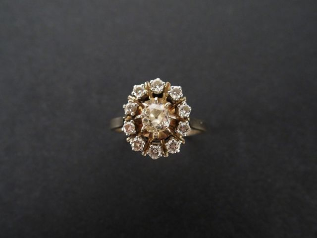 Bague marguerite, monture or blanc, ornée en son centre d'un diamant t