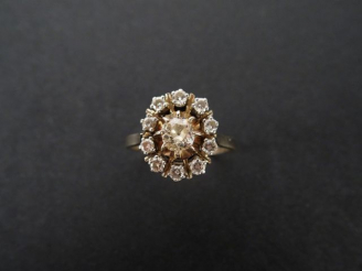 Vente aux enchères Bague marguerite, monture or blanc, ornée en son centre d'un diamant t