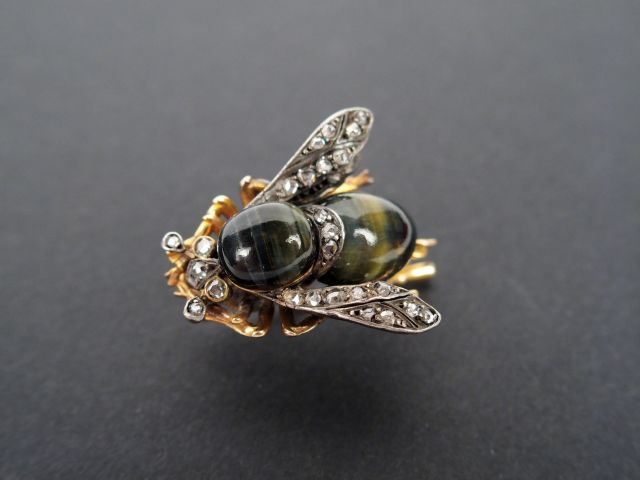 Broche "bourdon", monture or jaune, corps en chrysobéril œil de chat e
