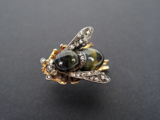 Vente aux enchères Broche "bourdon", monture or jaune, corps en chrysobéril œil de chat e