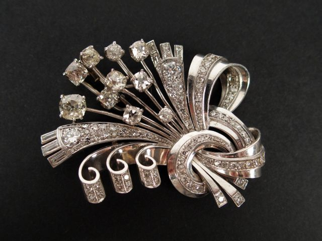 Broche Art déco en or blanc, en forme de bouquet de fleurs stylisé orn