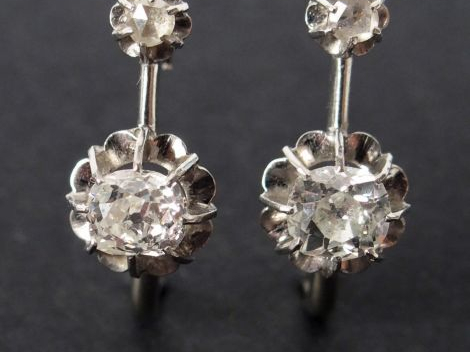 Paire de dormeuses, monture or blanc, serties de diamants taille ancie