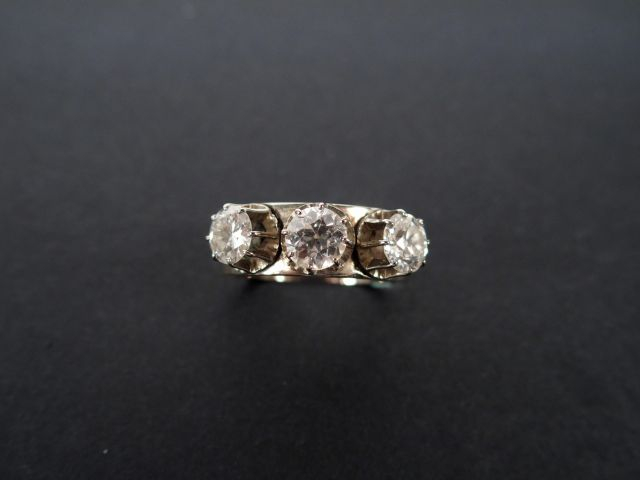 Bague jonc en or blanc ornée de 3 diamants: 1 brillant de 0,70cts envi