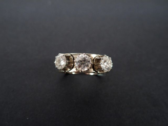 Vente aux enchères Bague jonc en or blanc ornée de 3 diamants: 1 brillant de 0,70cts envi