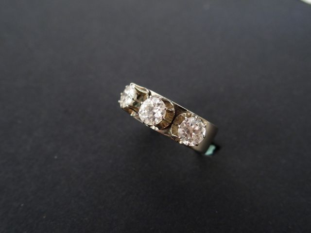 Bague jonc en or blanc ornée de 3 diamants: 1 brillant de 0,70cts envi