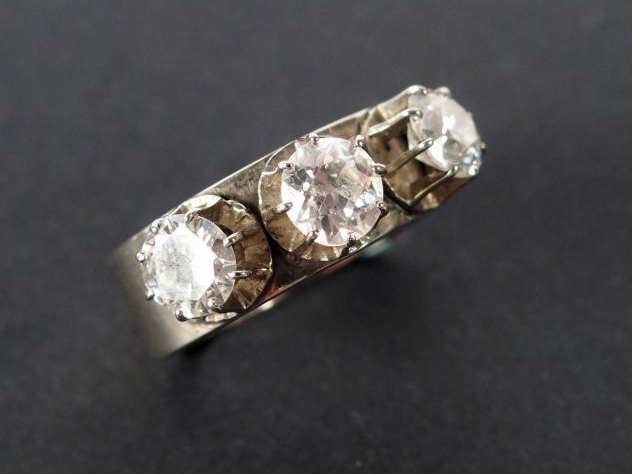 Bague jonc en or blanc ornée de 3 diamants: 1 brillant de 0,70cts envi