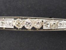 Broche barrette en or blanc, pavage de diamants, sertie en son centre 