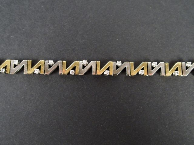Bracelet maillons alternance d'or blanc et d'or jaune, rehaussés de 22