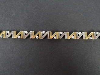 Vente aux enchères Bracelet maillons alternance d'or blanc et d'or jaune, rehaussés de 22