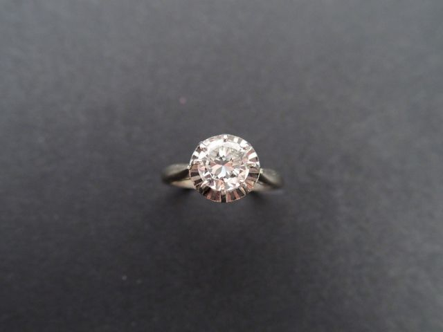Solitaire monture or blanc orné d'un diamant demi-taille de 1cts envir