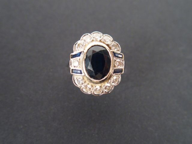 Bague 1930 monture or blanc, forme marguerite, sertie en son centre d'