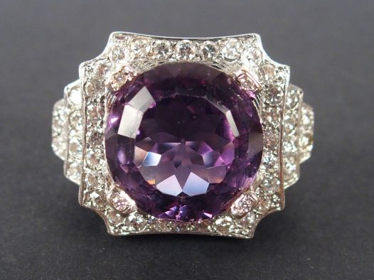 Importante bague Art déco monture or blanc de forme carré pavé de bril