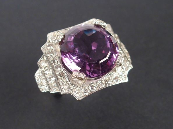 Importante bague Art déco monture or blanc de forme carré pavé de bril