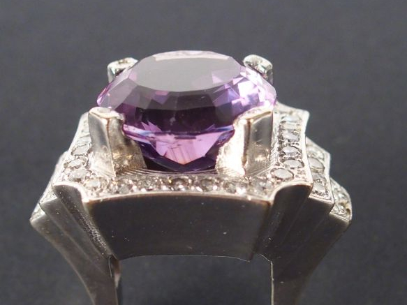 Importante bague Art déco monture or blanc de forme carré pavé de bril