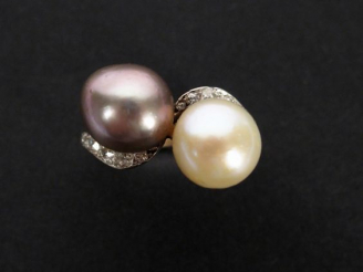 Vente aux enchères Bague monture or jaune, Vous et Moi de perles baroques blanche et gris