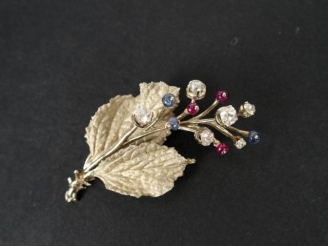 Vente aux enchères Broche monture or blanc en forme de branche fleurie rehaussée de diama