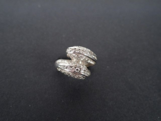 Vente aux enchères Bague monture or blanc, ornée de 2 volutes entrelacées pavées de brill