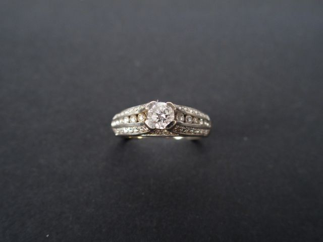 Bague solitaire monture or blanc, ornée d'un brillant de 0,50cts envir